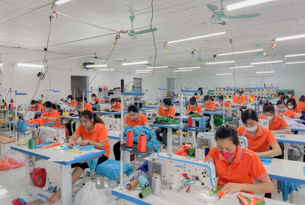 Lệnh sản xuất viết tay bị thất lạc, xưởng may giao hàng trễ 3 tuần